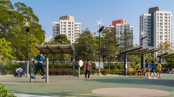 Renewable energy features such as lamp posts integrated with wind turbines and solar panels feeds sustainable energy to the park’s facilities, promoting the use of cleaner energy.